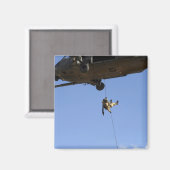 Een pararescueman rappels van een HH-60 Magneet (Voorkant / Achterkant)