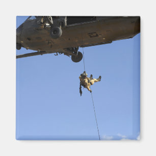 Een pararescueman rappels van een HH-60 Magneet