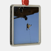 Een pararescueman rappels van een HH-60 Metalen Ornament (Rechts)