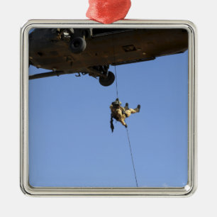 Een pararescueman rappels van een HH-60 Metalen Ornament