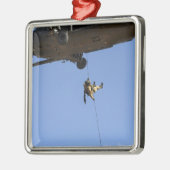 Een pararescueman rappels van een HH-60 Metalen Ornament (Links)