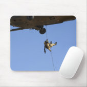 Een pararescueman rappels van een HH-60 Muismat (Met muis)