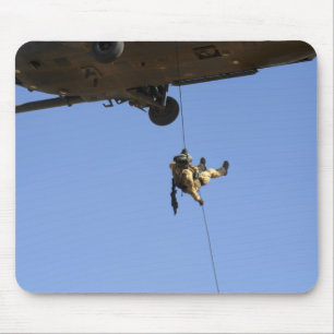 Een pararescueman rappels van een HH-60 Muismat