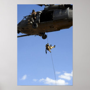 Een pararescueman rappels van een HH-60 Poster