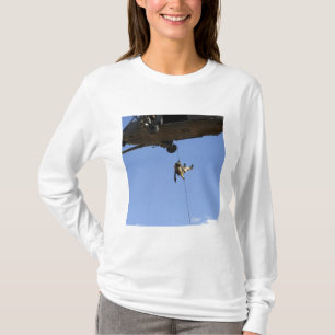 Een pararescueman rappels van een HH-60 T-shirt