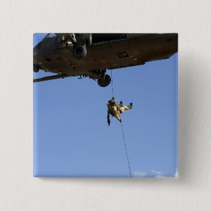 Een pararescueman rappels van een HH-60 Vierkante Button 5,1 Cm