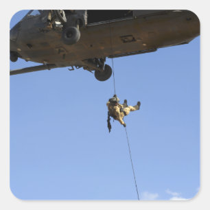 Een pararescueman rappels van een HH-60 Vierkante Sticker