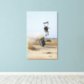 Een pararescueman valt het gebied binnen canvas afdruk (Insitu (Houten vloer))