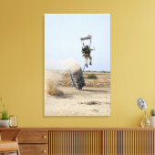 Een pararescueman valt het gebied binnen canvas afdruk (Insitu (Woonkamer))