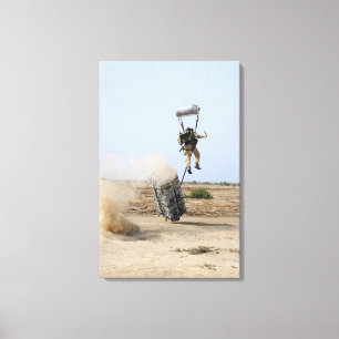 Een pararescueman valt het gebied binnen canvas afdruk