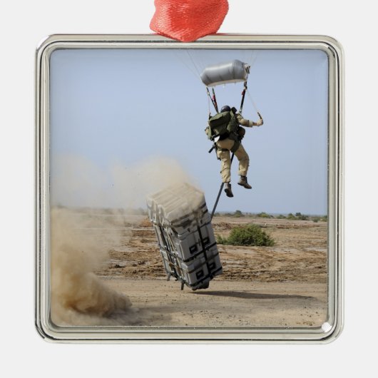 Een pararescueman valt het gebied binnen metalen ornament (Voorkant)