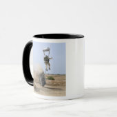 Een pararescueman valt het gebied binnen mok (Voorkant links)