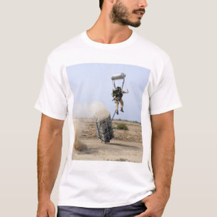 Een pararescueman valt het gebied binnen t-shirt