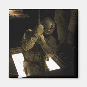 Een pararescueman van de Amerikaanse luchtmacht be Magneet