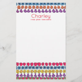 Een patroon van gepersonaliseerde vruchten en bloe briefpapier