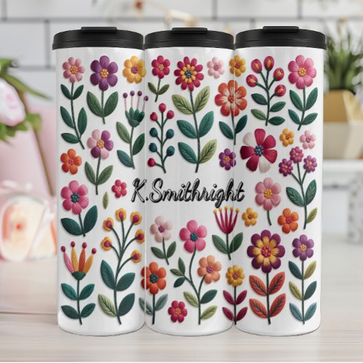 Een patroon van kleurrijke bloemen thermosbeker