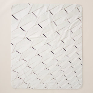 Een patroon van witte geometrische vormen in een g sherpa deken