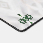 Een patroon van witte sneeuw en kerstlint bureaumat (Hoek)