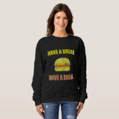 een pauze hebben met een branderCheeseburger Graph Trui (Voorkant volledig)