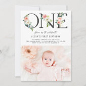 EÉN Peach Florals First Birthday Foto Uitnodiging (Voorkant)