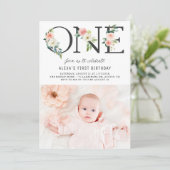 EÉN Peach Florals First Birthday Foto Uitnodiging (Staand voorkant)
