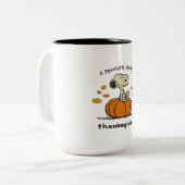 Een Peanuts Thanksgiving Tweekleurige Koffiemok (Voorkant links)