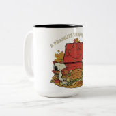 Een Peanuts Thanksgiving Tweekleurige Koffiemok (Voorkant links)