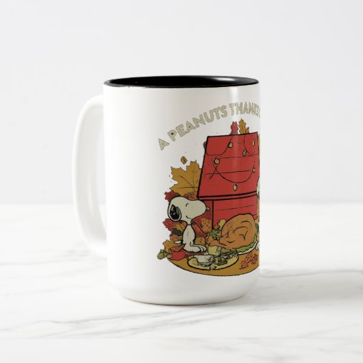 Een Peanuts Thanksgiving Tweekleurige Koffiemok (Voorkant links)