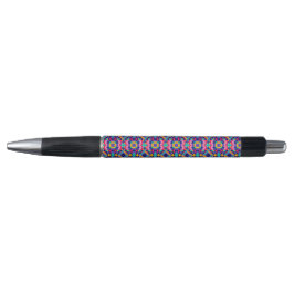 Een pen met een kleurrijk geometrisch patroon