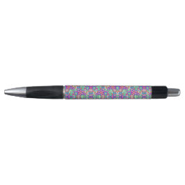Een pen met een meerkleurig geometrisch patroon