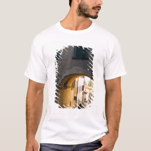 Een persoon die onder een boog door loopt, een heu t-shirt