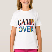 Een persoon draagt een witte T-shirt met de woorde