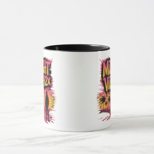 Een persoon in een hoodie staat op een strand bij  mok (Midden)