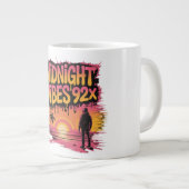 Een persoon staat op een strand bij zonsondergang grote koffiekop (Voorkant rechts)