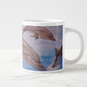 Een peul speelse dolfijnen grote koffiekop (Rechts)