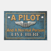 Een piloot en een normale persoon wonen hier in ee deurmat (Voorkant)