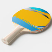 Een pingpongpeddel met een geel en blauw ontwerp tafeltennisbatje (Voorkant Gekanteld)