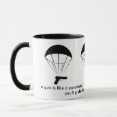 Een pistool is als een parachute! Geweldige Mok! Mok (Links)