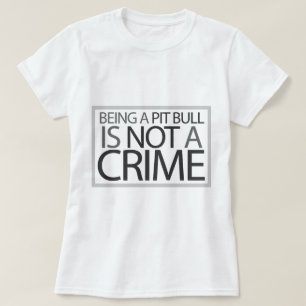 Een Pit Bull zijn is geen misdaad T-shirt
