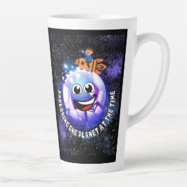 Een planeet tegelijk verkennen . jongen in een rak latte mok