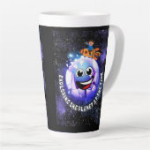 Eén planeet tegelijk verkennen. jongen in een rake latte mok (Rechterhoek)