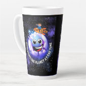 Eén planeet tegelijk verkennen. jongen in een rake latte mok (Linkerhoek)