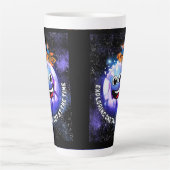 Eén planeet tegelijk verkennen. jongen in een rake latte mok (Voorkant)