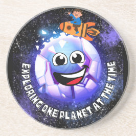 Eén planeet tegelijk verkennen. jongen in een rake zandsteen onderzetter