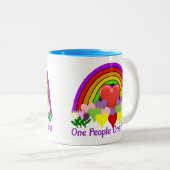 Eén Planet One People Tweekleurige Koffiemok (Voorkant rechts)