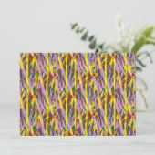 Een pluizige grijze kat met groene ogen zit op een bedankkaart (Staand voorkant)