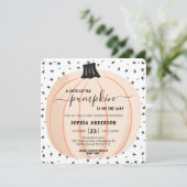 Een pompoen is onderweg naar Baby shower Halloween Kaart (Staand voorkant)