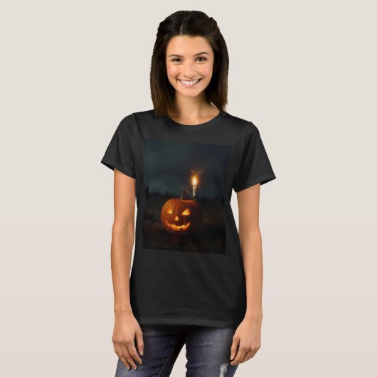 Een pompoen met een kaars erop die Halloween zegt T-shirt (Voorkant volledig)