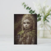 Een porseleinpop was verloren in het bos briefkaart (Staand voorkant)