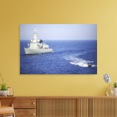 Een Portugese marine-eenheid in een opblaasbare bo Canvas Afdruk (Insitu (Woonkamer))